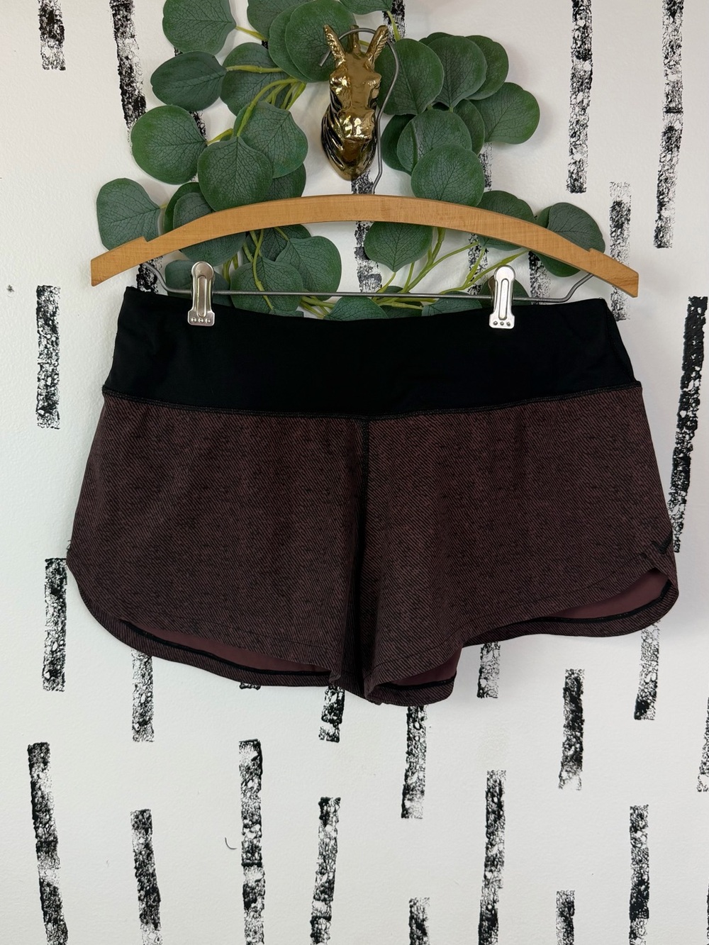 Vuori Speed Up Style Red/Black Womens Athletic Shorts Size Small